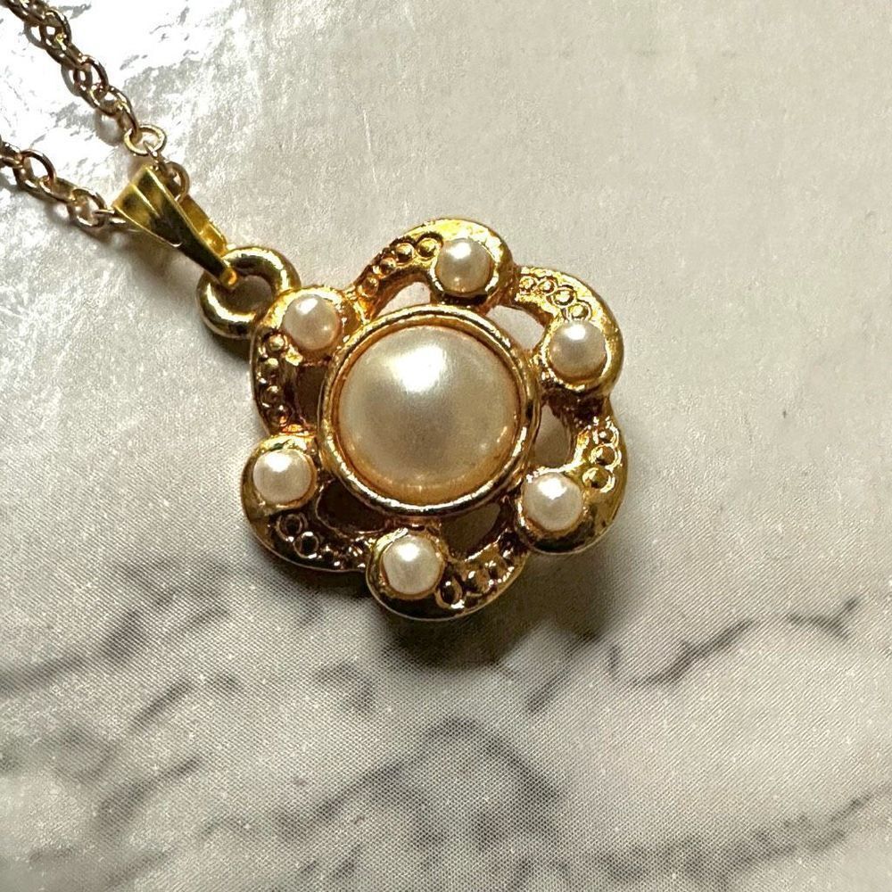 Gold tone faux pearl pendant necklace - Picture 3 of 8